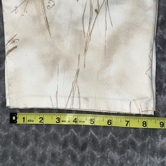 NWT Bill Blass Floral Print Capris. Size 10. Cotton/Lycra Blend. Cream/Brown. - Picture 10 of 13